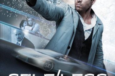 Hauptfigur mit Waffe in Action-Szene aus dem Film Self/Less.