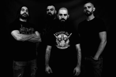 Vier Musiker einer Metalband in Schwarz-Weiß-Foto, ernsthafter Ausdruck.