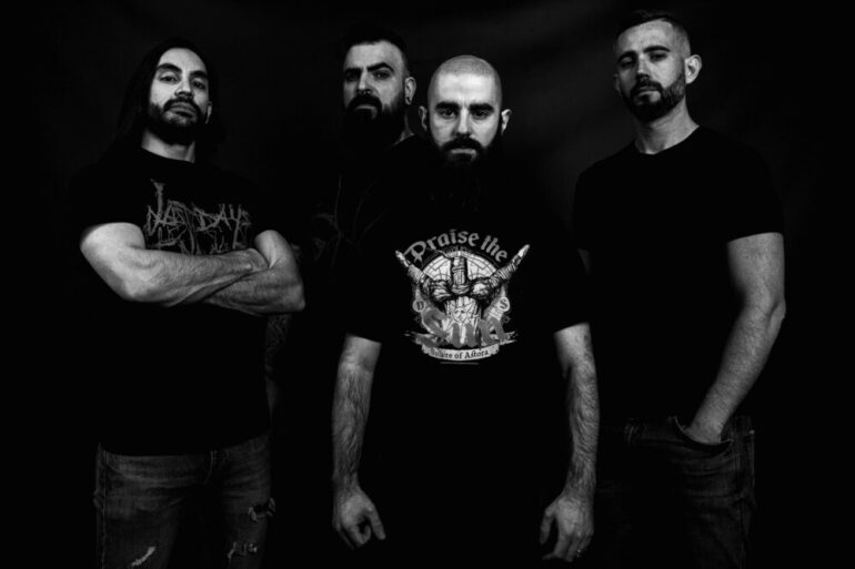 Vier Musiker einer Metalband in Schwarz-Weiß-Foto, ernsthafter Ausdruck.
