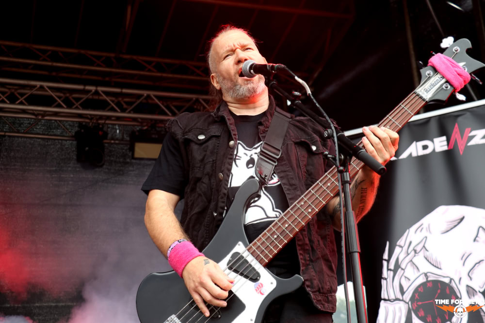 Musiker mit E-Gitarre auf Bühne beim Rock Das Ding Festival 2026.