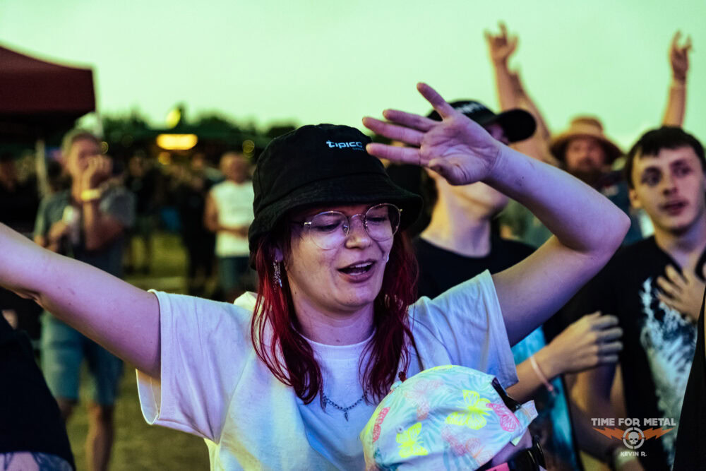 Konzertfoto von Never Back Down - Field Invasion 2026