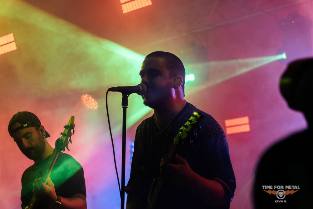 Konzertfoto von Never Back Down - Field Invasion 2026