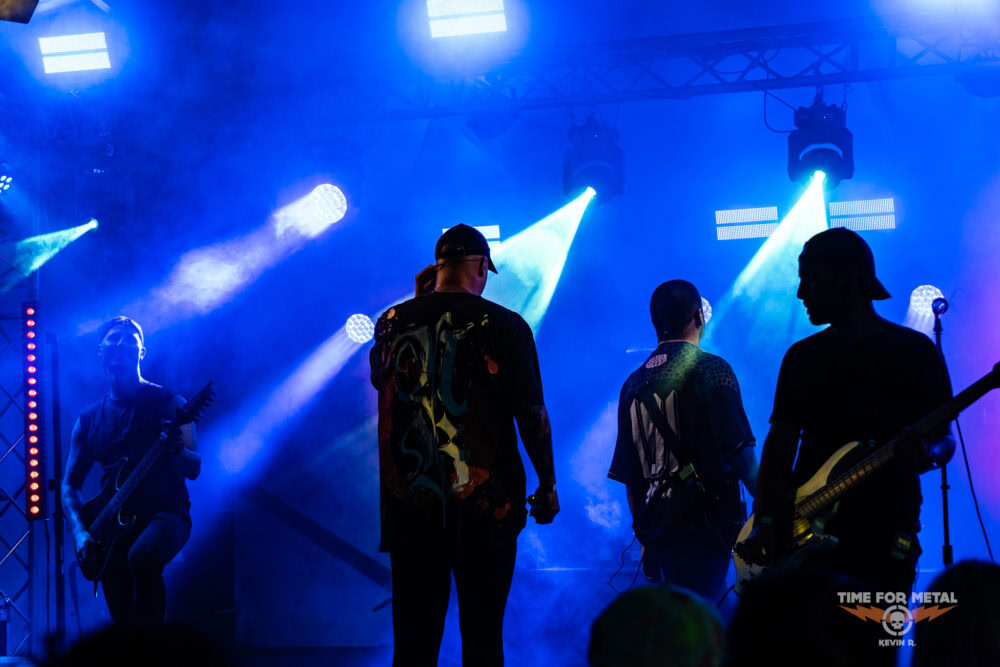 Konzertfoto von Never Back Down - Field Invasion 2026