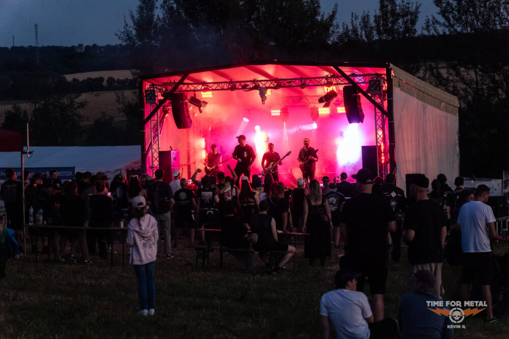 Konzertfoto von Never Back Down - Field Invasion 2026