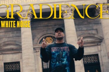 Künstler Gradie auf dem Album White Noise, vor historischer Kulisse.
