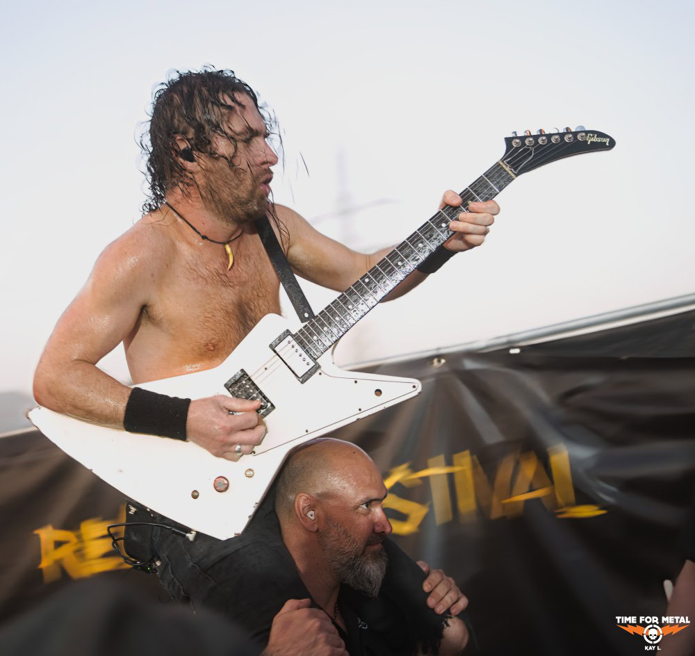 Metal-Gitarrist auf der Bühne beim Time For Metal Festival.