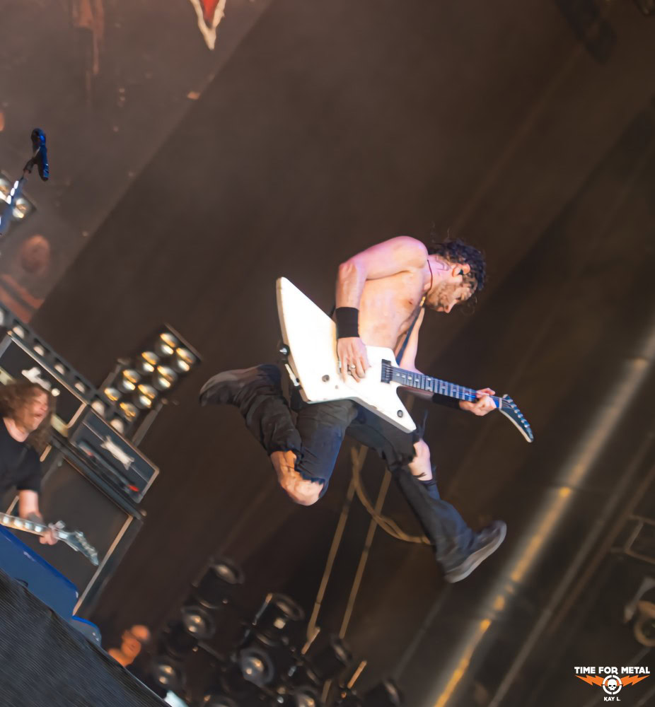Rock- oder Metal-Musiker springt mit Gitarre auf Bühne bei Time For Metal.