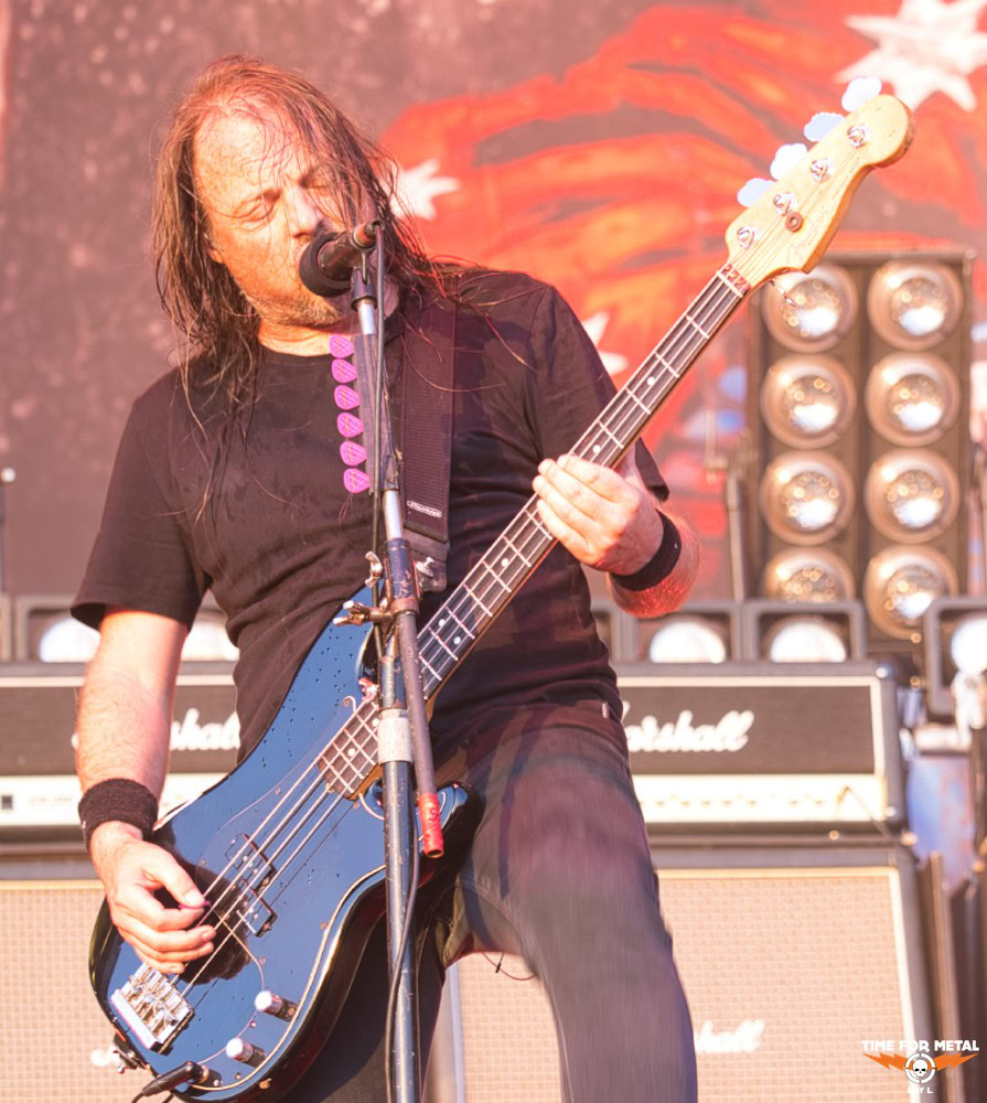 Metal Musiker spielt E-Bass bei Time For Metal Festival in Deutschland.