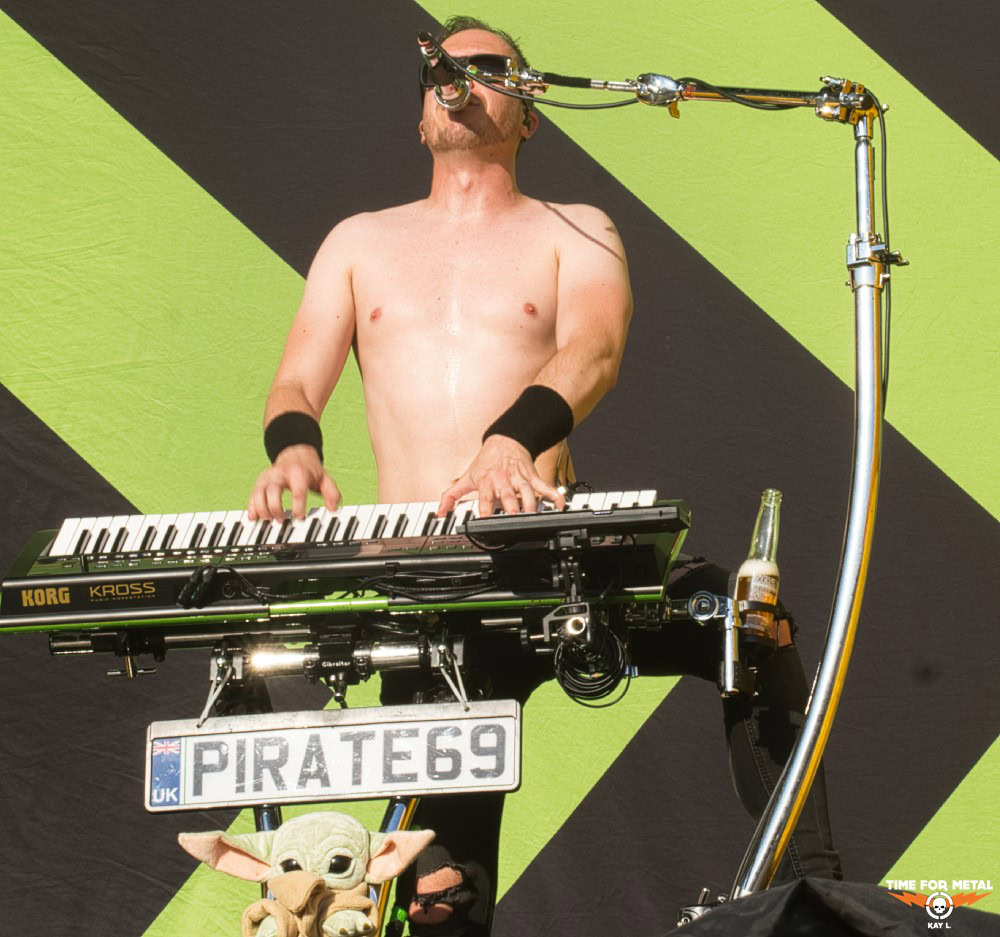 Nackter Musiker spielt Keyboard bei Time For Metal Festival.