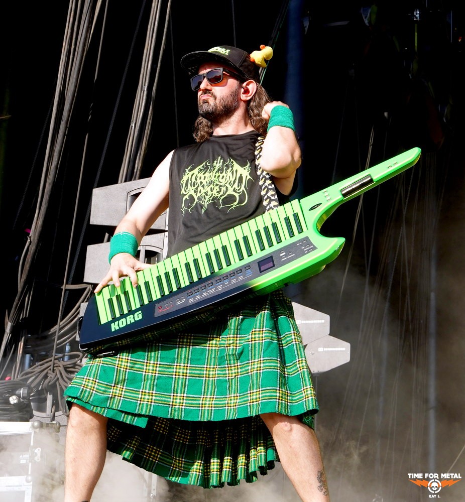 Musiker mit Korg Keyboard in Kilt bei Metal-Event.