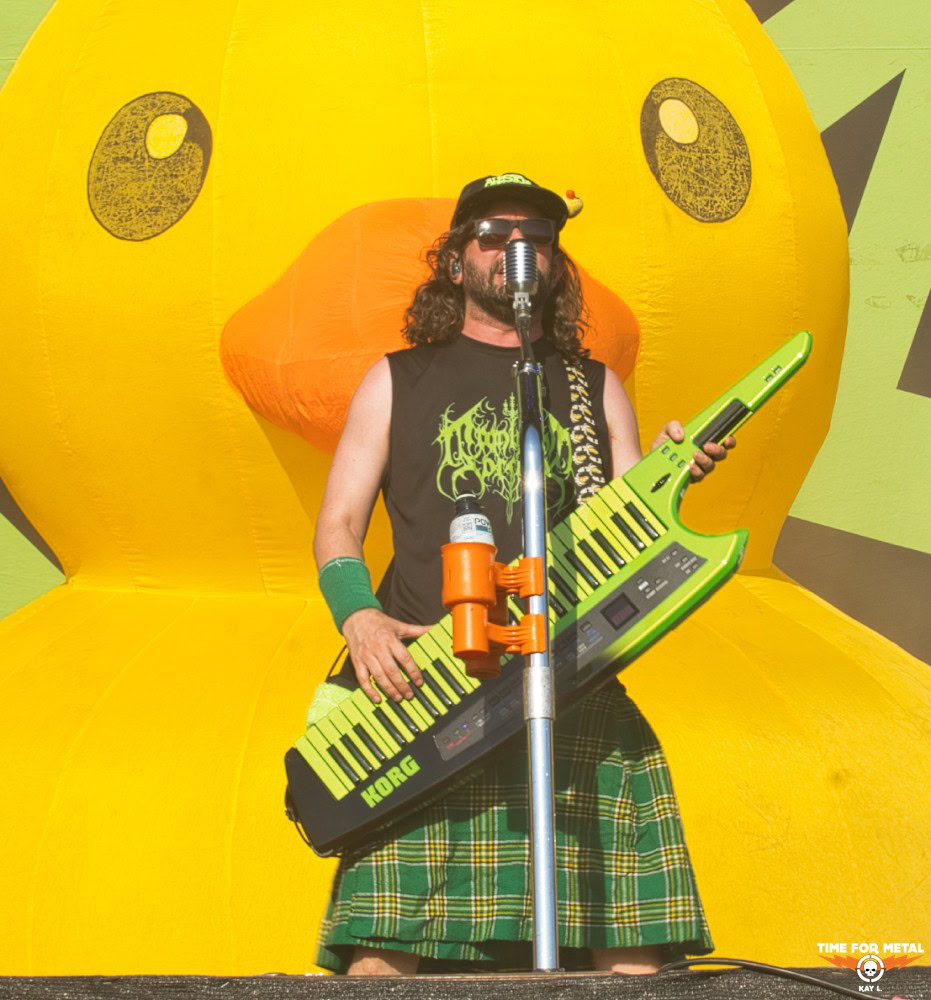 Metal Musiker mit Keytar vor großer Gummiente bei Time For Metal.