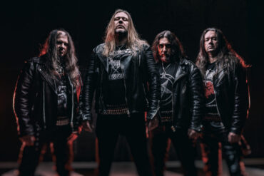 Azarath Bandfoto mit vier Mitgliedern auf der Bühne.