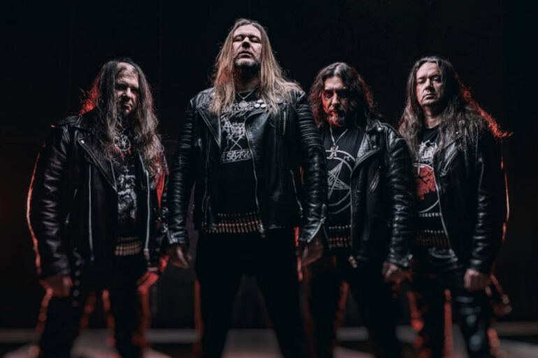 Azarath Bandfoto mit vier Mitgliedern auf der Bühne.