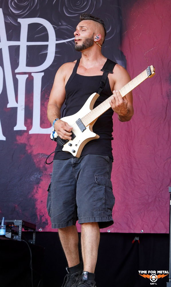 Metal Gitarrist spielt auf Bühne bei Time For Metal Festival.