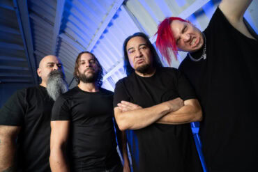 Fear Factory Mitglieder bei Metal-Event, energiegeladen und intensiv.