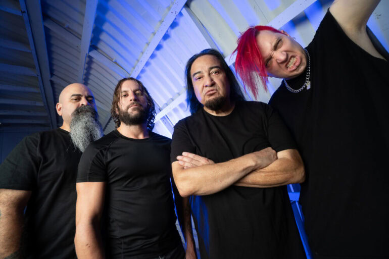 Fear Factory Mitglieder bei Metal-Event, energiegeladen und intensiv.