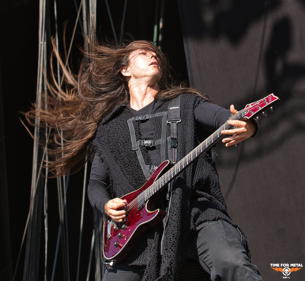 Metal-Gitarristin spielt leidenschaftlich auf der Bühne bei einem Live-Konzert.