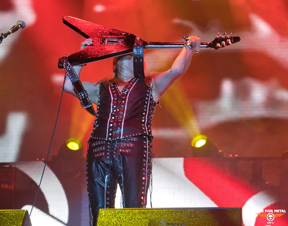 Metal Musiker mit E-Gitarre bei Time For Metal Konzert.
