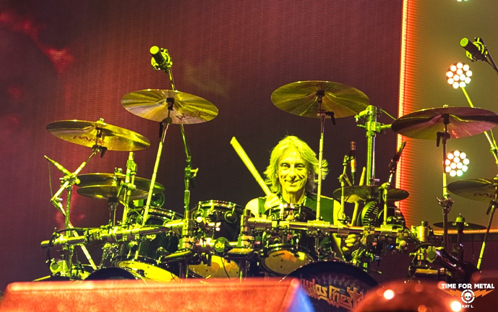 Metal Drummer hinter seinem Schlagzeug bei Time For Metal Veranstaltung.