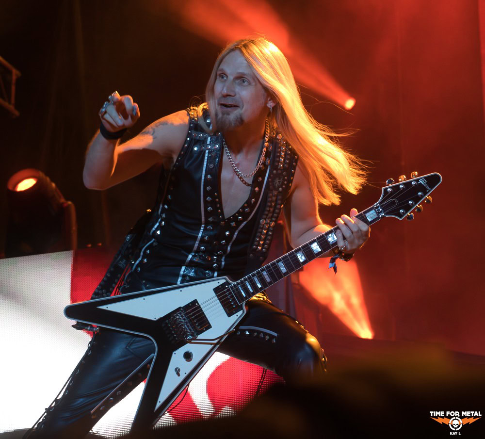 Metal-Gitarrist mit langen Haaren auf Bühne beim Time For Metal Konzert.