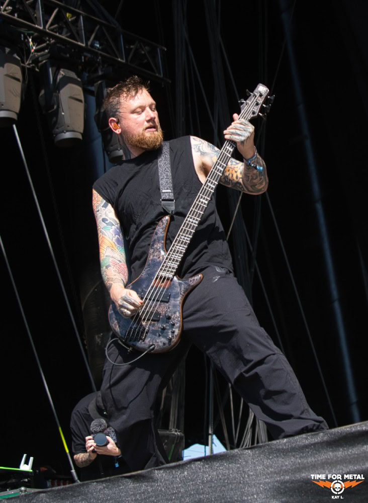 Metal-Gitarrist spielt auf der Bühne bei einem Live-Konzert.