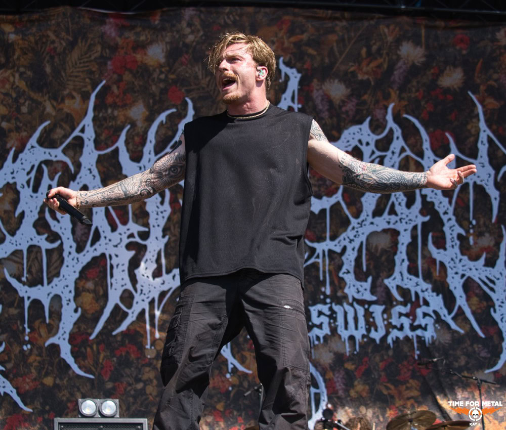 Metal Sänger mit Tattoos auf Bühne bei Time For Metal Festival.