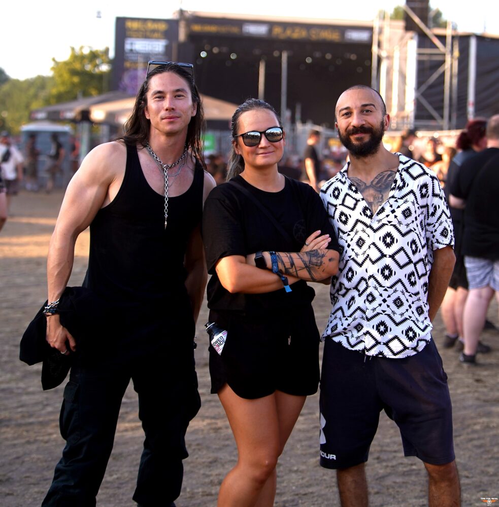 Drei Festivalbesucher vor Bühne bei Time For Metal.