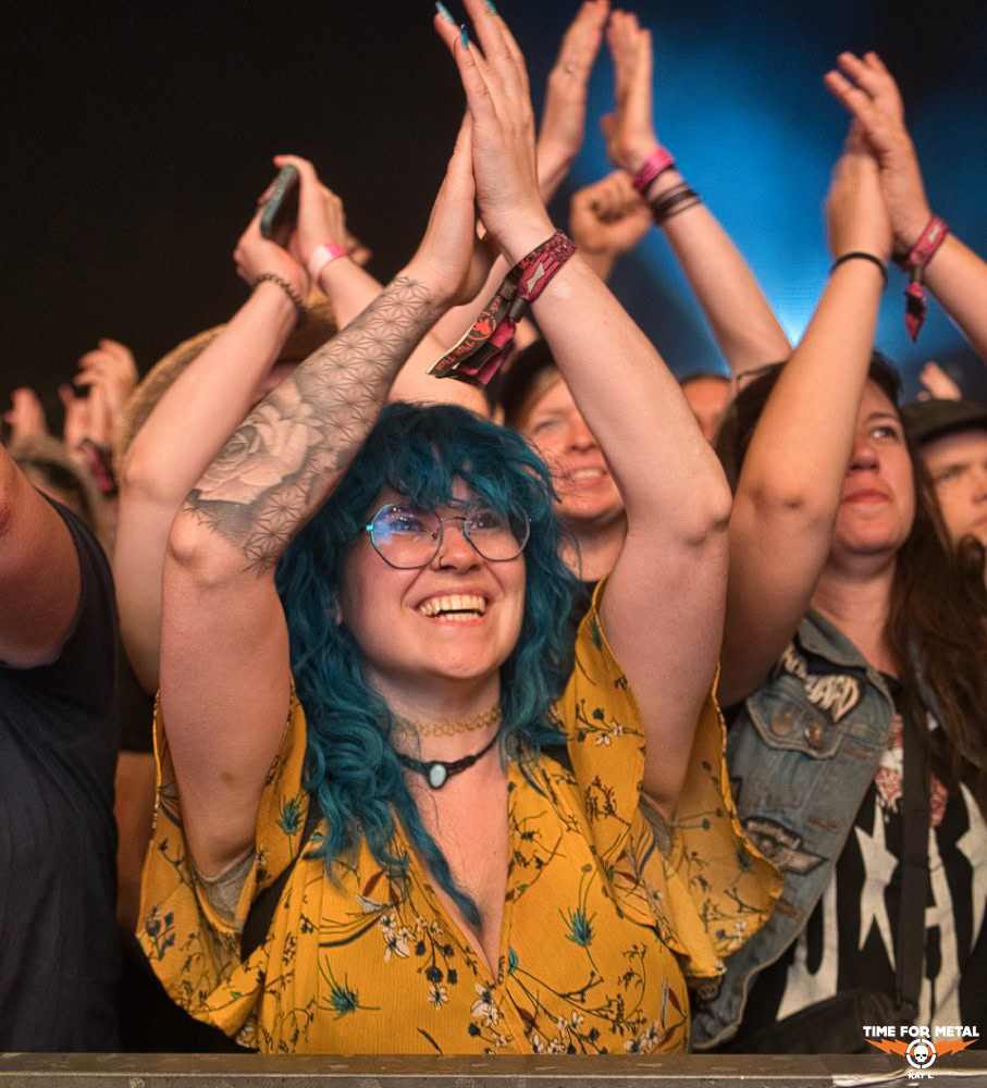 Freudige Metal-Fans beim Time For Metal Festival mit Begeisterung.
