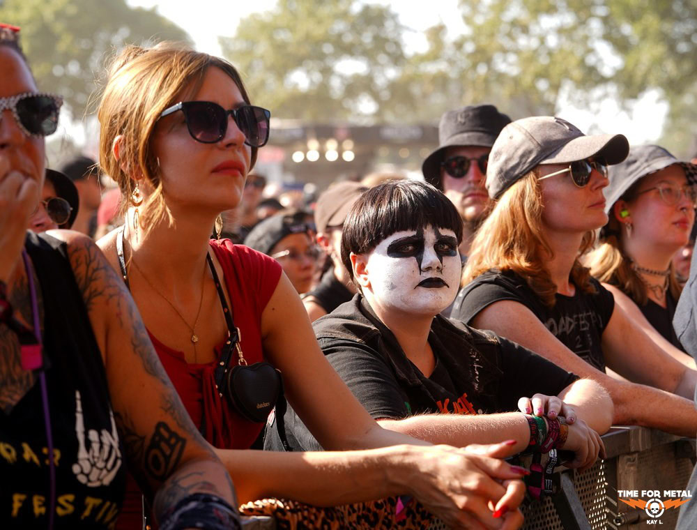 Publikum bei Metal-Festival in Deutschland mit Bandana und schwarzen T-Shirts.
