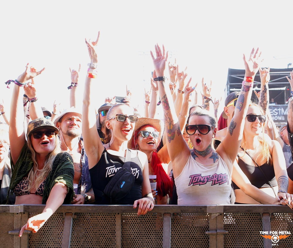 Fans beim Metal-Festival feiern auf Time For Metal Veranstaltung.