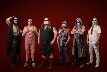 Turmion Kätilöt Band mit Masken und Kostümen auf Bühne.