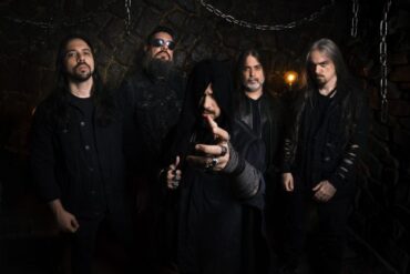Gargant Bandfoto mit fünf Mitgliedern in dunkler Umgebung.