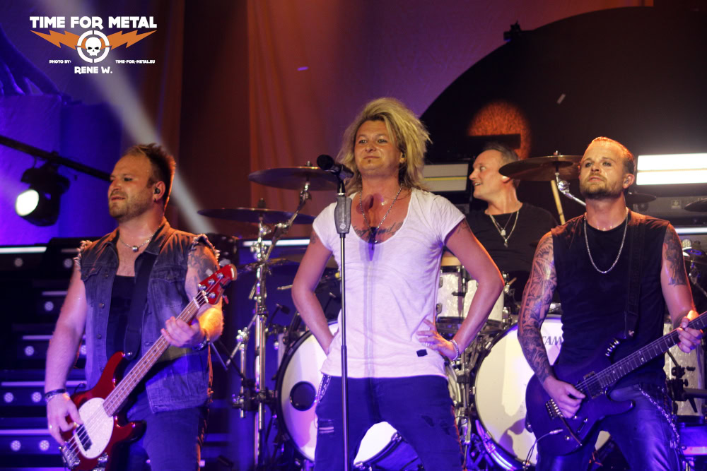 Kissin' Dynamite live auf The Big Goodbye im Inselpark Hamburg.