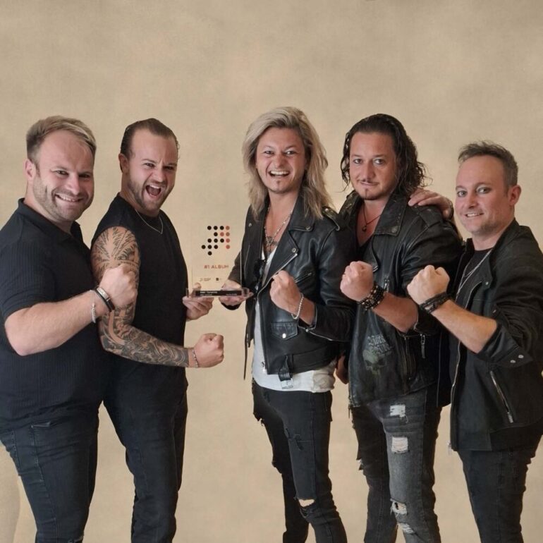 Kissin’ Dynamite erhält Offiziellen Deutschen Albumcharts Platz 1.