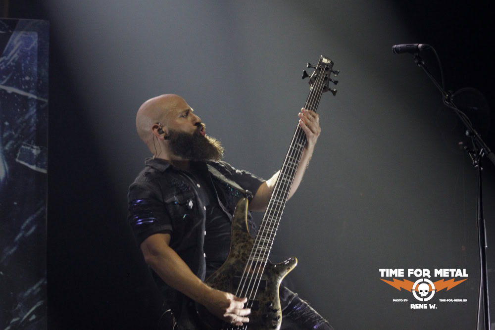 Bassist von Kissin' Dynamite bei The Big Goodbye 2026 in Hamburg.